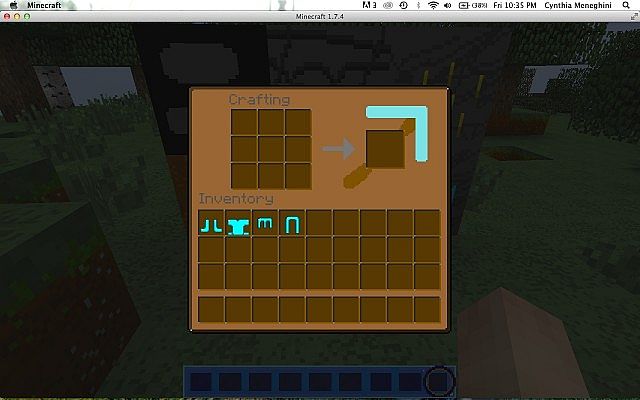 Crafting Table has a DIAMOND PICKAXE on the 3x3 platform.